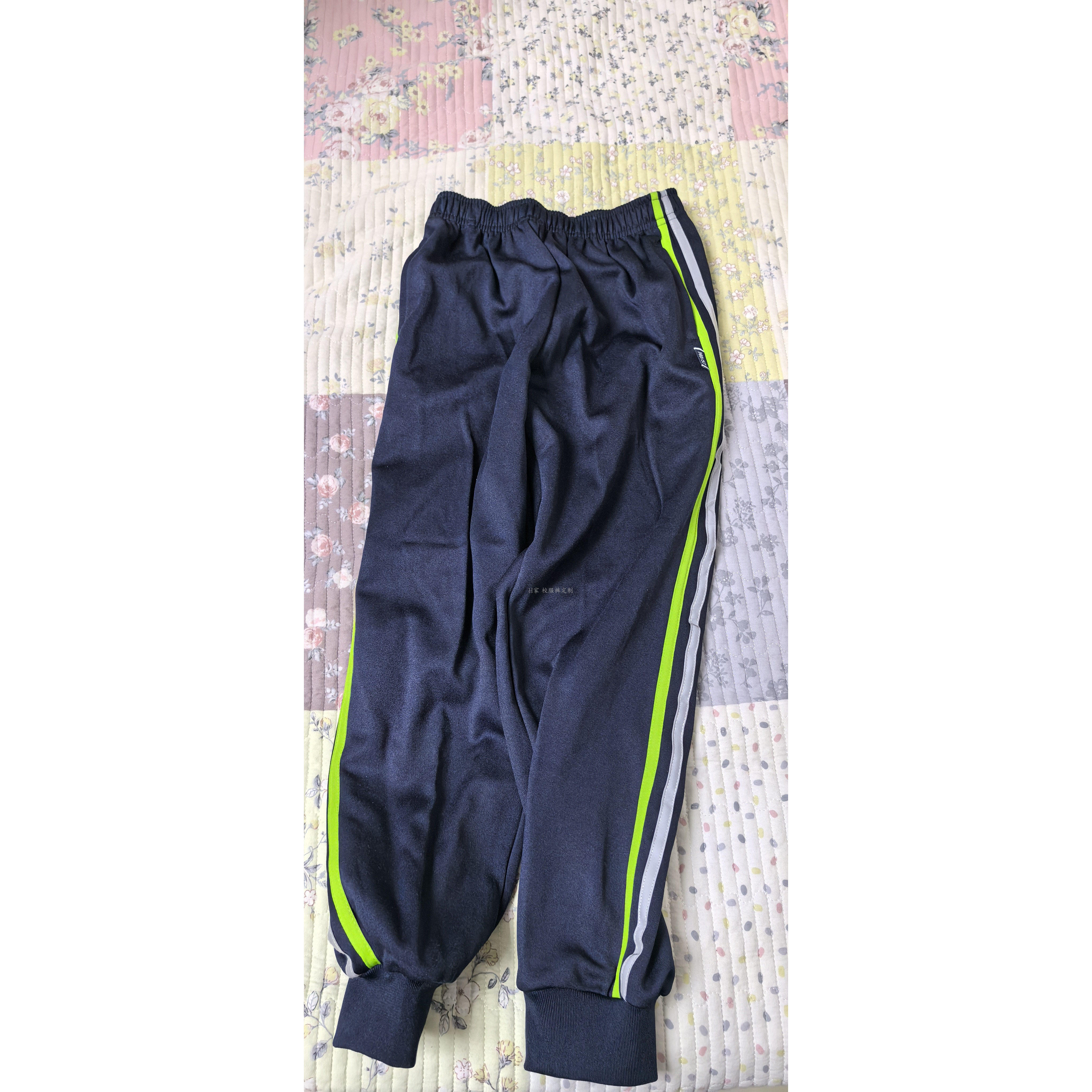 订做东胜第十二小学深蓝色校服运动裤子拼绿条反光条束口加绒班服