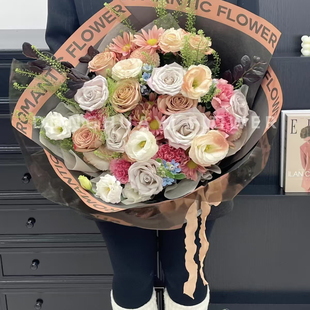 新款混搭卡布奇诺曼塔玫瑰花束鲜花速递上海同城花店小时达配送