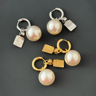 2026年新款 人造珍珠耳环 轻奢设计感高级欧美字母吊牌气质型简约款