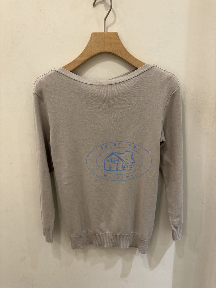 24秋冬经典款针织衫金色扣一字领