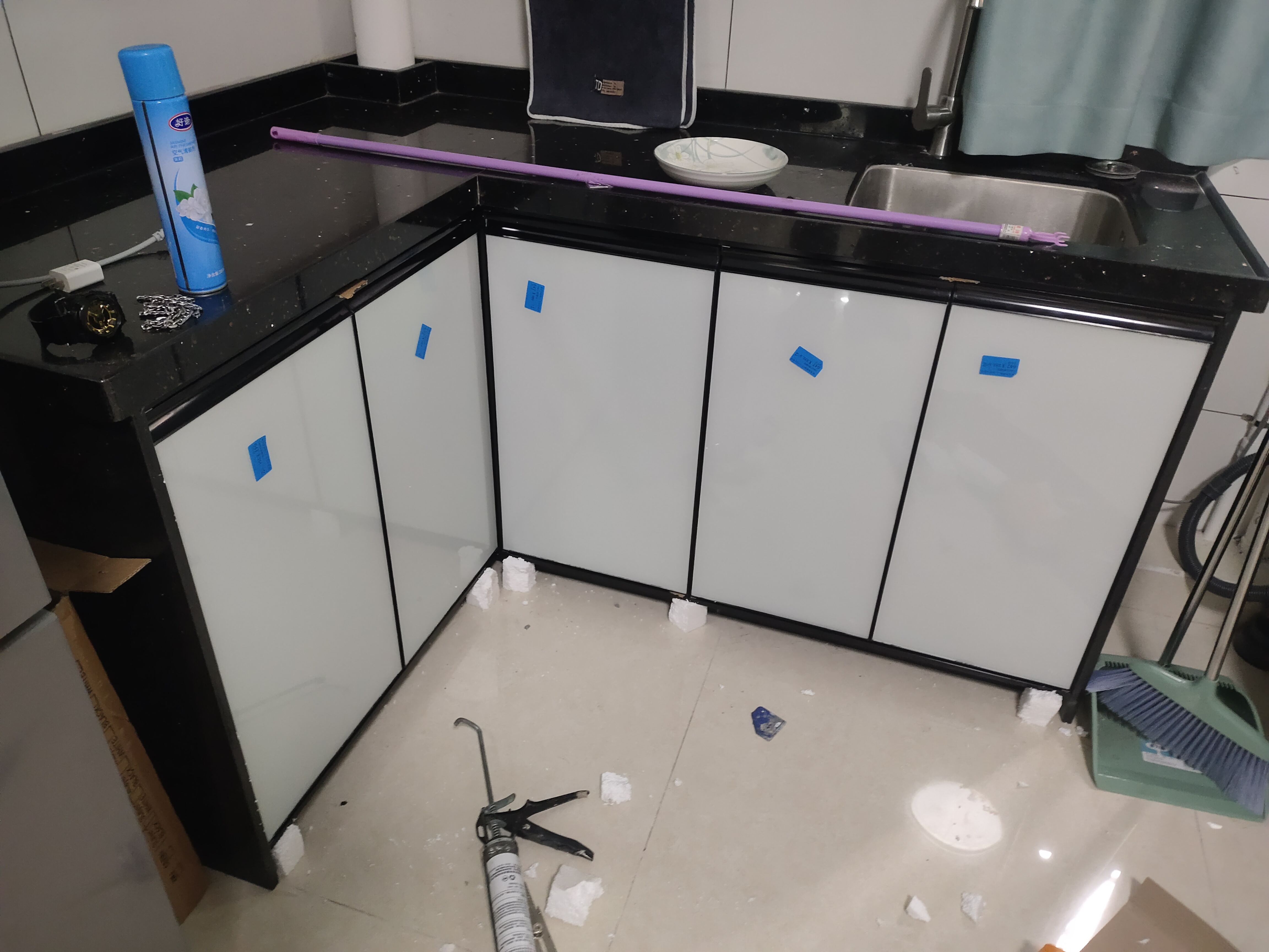定制橱柜门工厂全屋定制大理石橱柜门晶钢门免打孔橱柜门拇指拉手