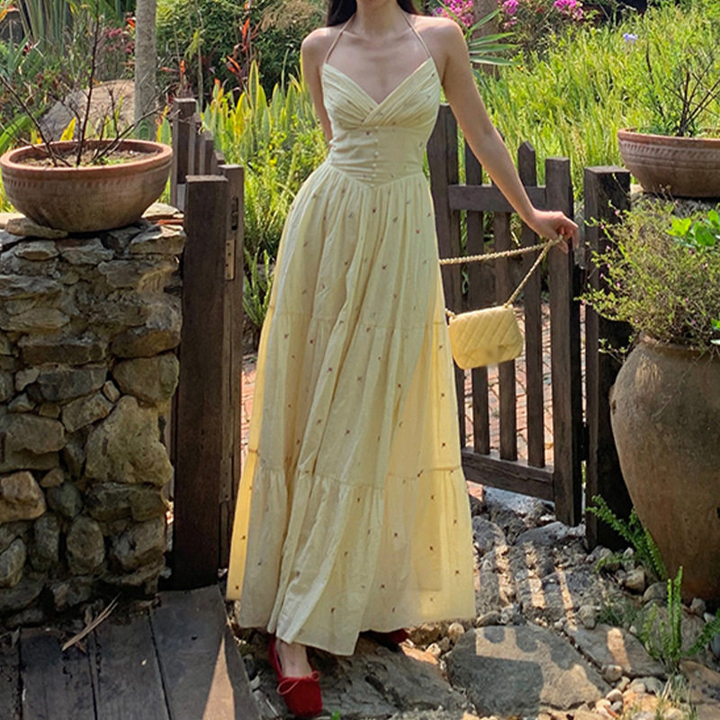 现货小XIAO初恋小黄裙V领挂脖吊带碎花连衣裙夏多巴胺穿搭法式收