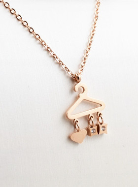 有钻小衣架钛钢玫瑰金吊坠锁骨链