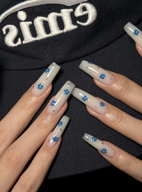 蓝色小碎花甜心2025新款手工穿戴甲乳白高级感长款美甲显白纯欲风