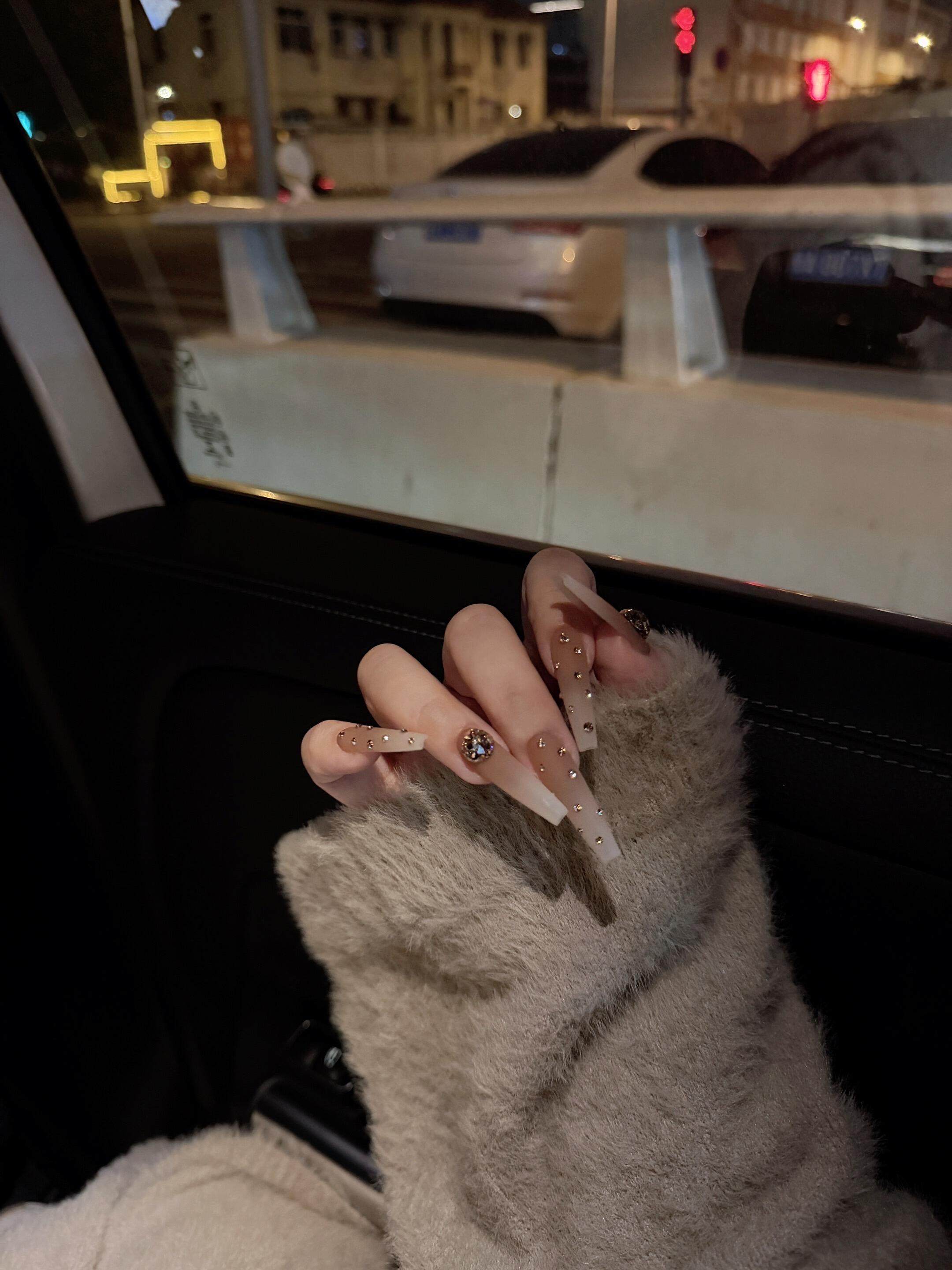 秋冬款焦糖渐变磨砂哑光碎钻手工穿戴甲中长款美甲裸色显白高级感,彩妆/香水/美妆工具,穿戴甲/甲片,淘宝优惠券,粉丝福利购,淘宝优惠卷