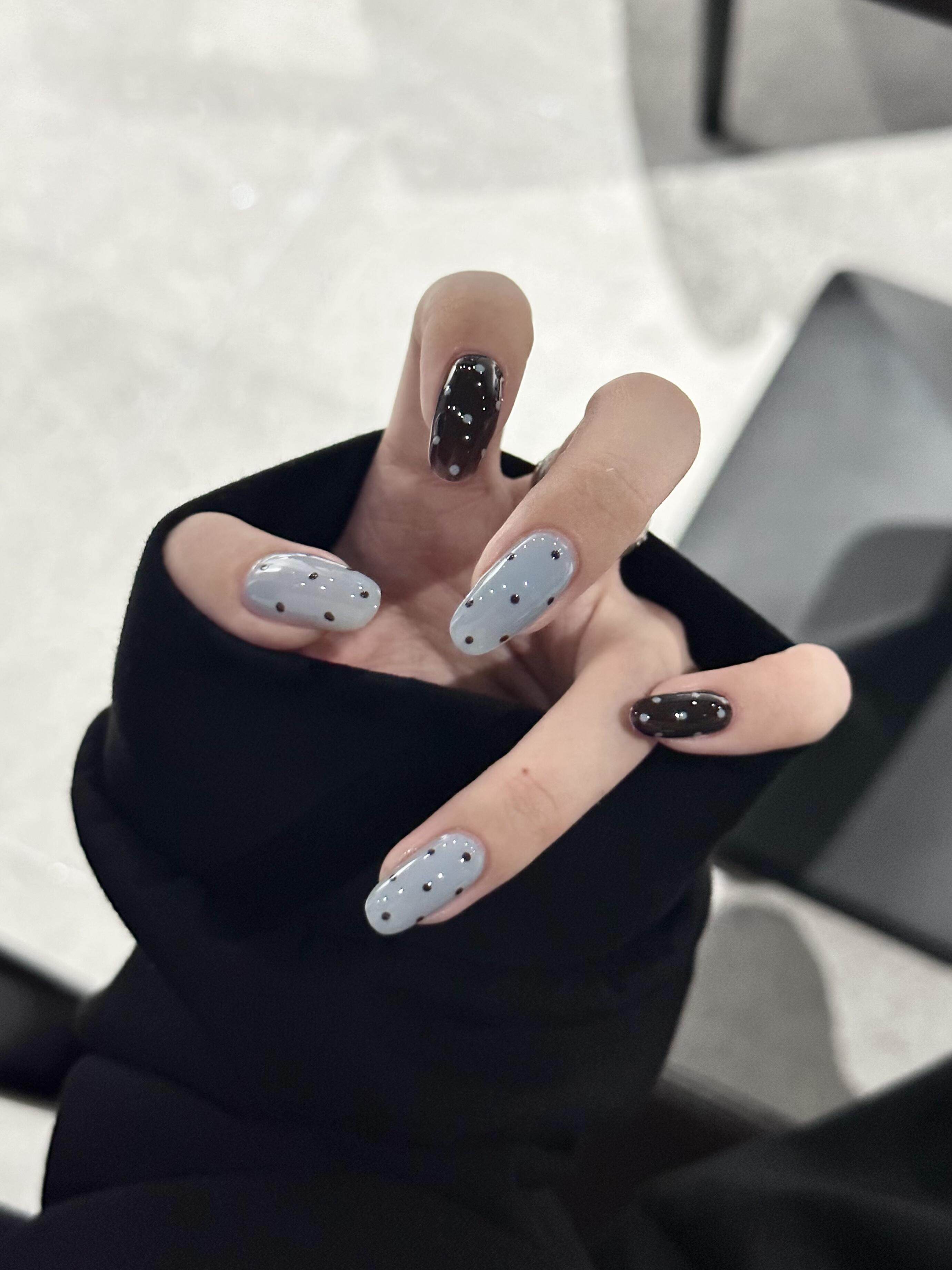 2026新款ins清新海盐巧克力纯手工穿戴甲波点雾霾蓝短款美甲显白