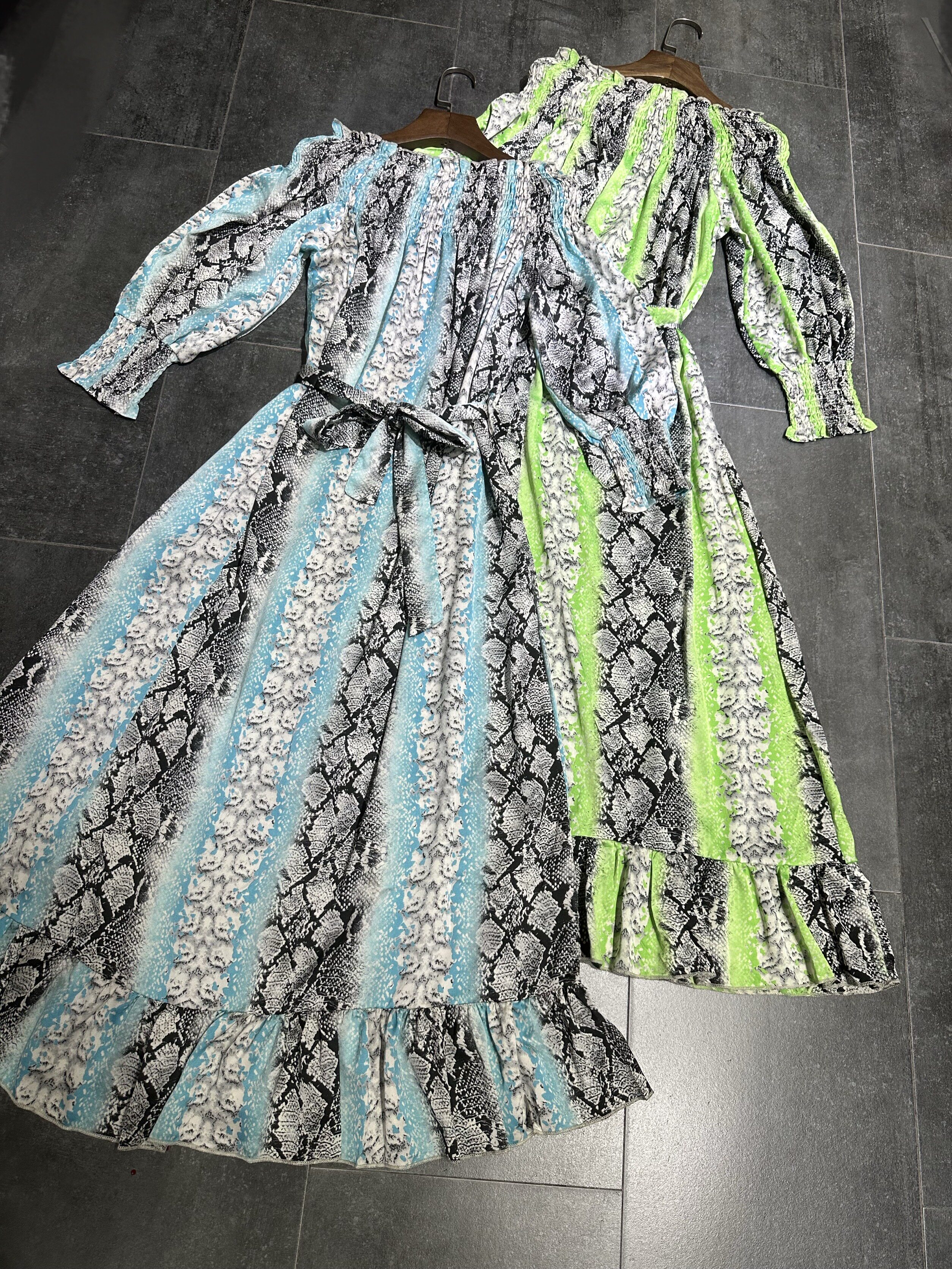 春夏蛇纹印花松紧一字肩2穿收腰中长连衣裙