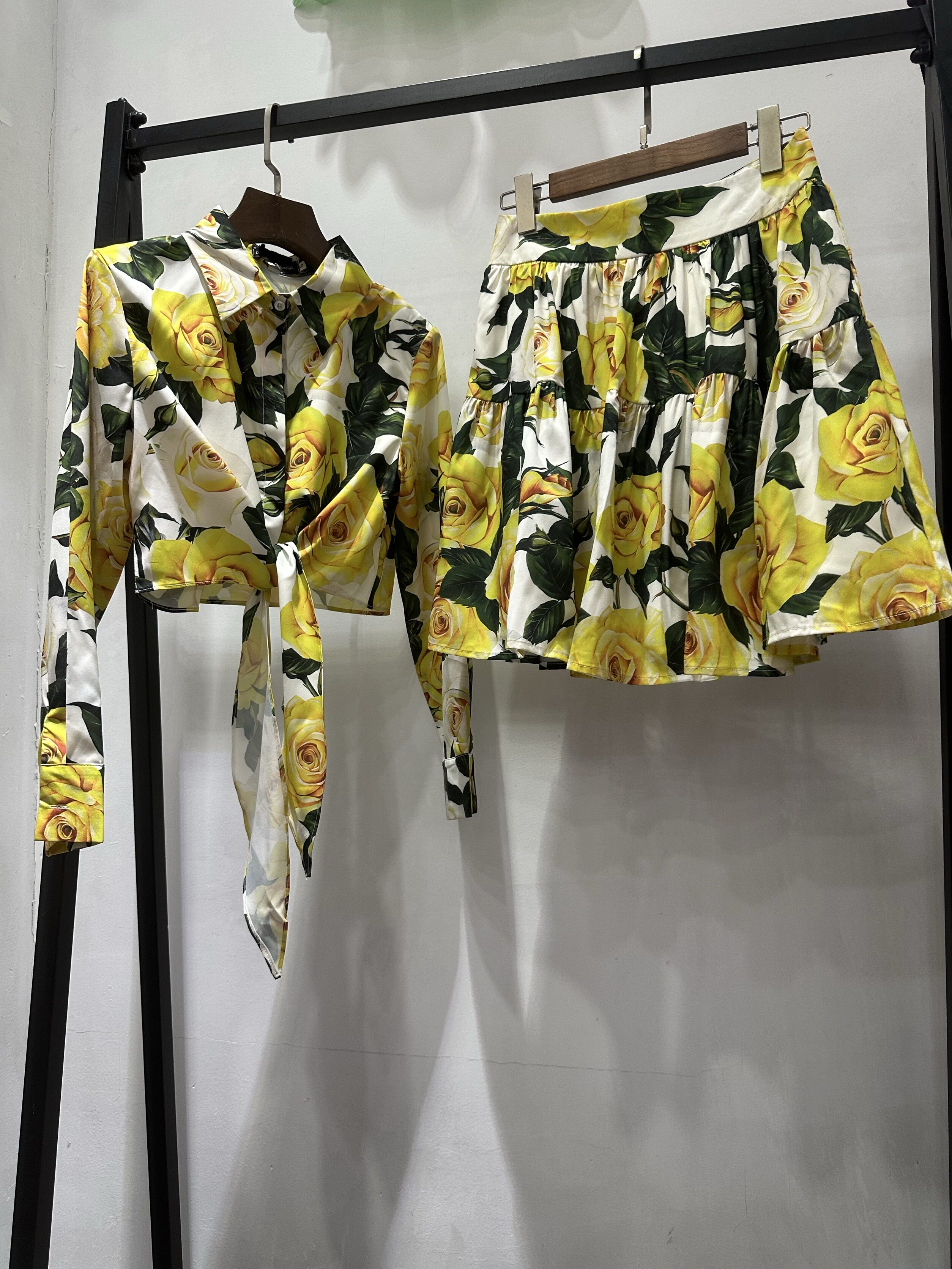 夏季黄色玫瑰印花上衣十半裙／短裤套装