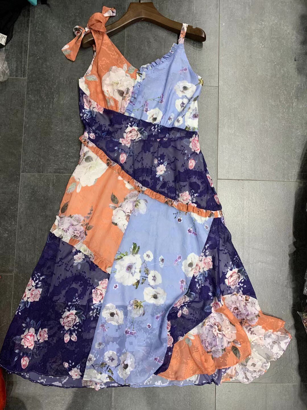 蓝粉色不规则拼色吊带无袖中长连衣裙