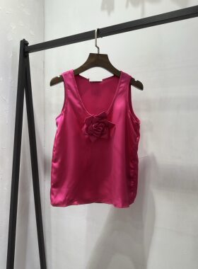 梅红色仿丝缎立体花朵背心上衣