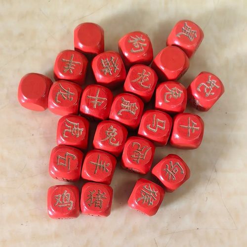 十二生肖骰子红色生肖筛子抓阄游戏骰子木质骰子一个生肖一个骰子