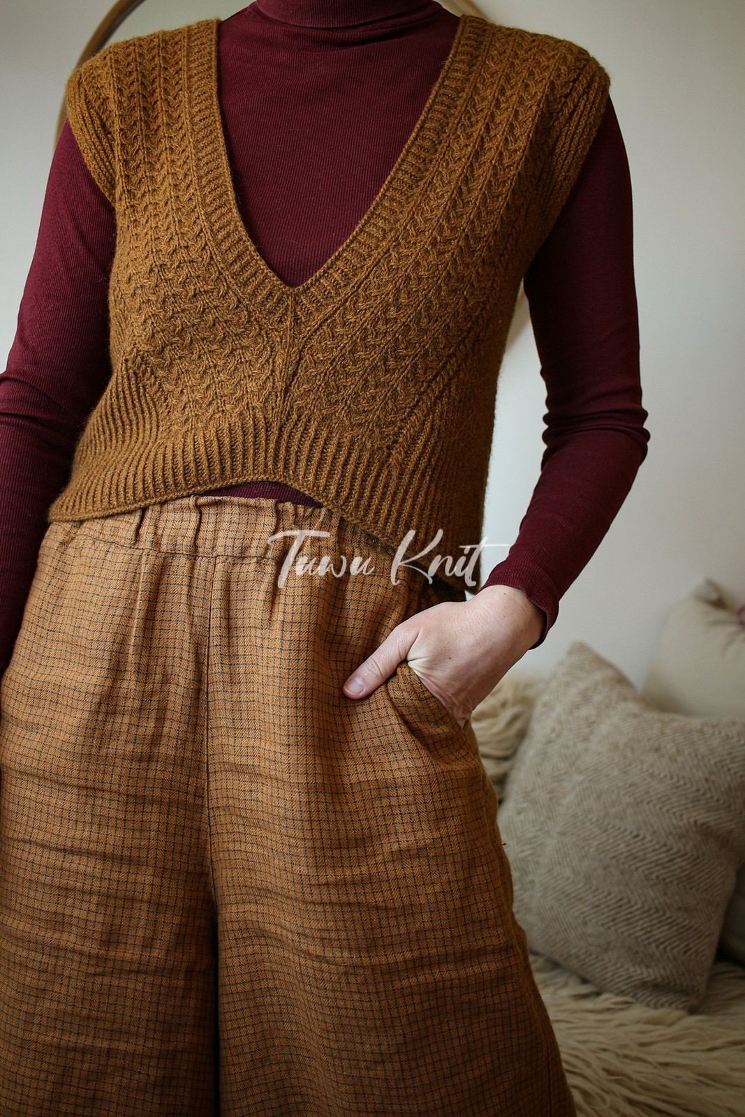 【英文】Wusai Vest 女士鸡心低领小麻花背心棒针编织文字解 102