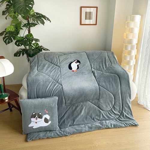 全绒牛奶绒企鹅抱枕被子两用加厚可折叠办公室汽车被