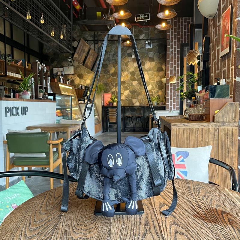 2025新款时尚个性公仔休闲包