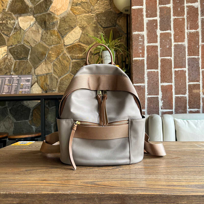 2024新款大容量通勤撞色双肩包