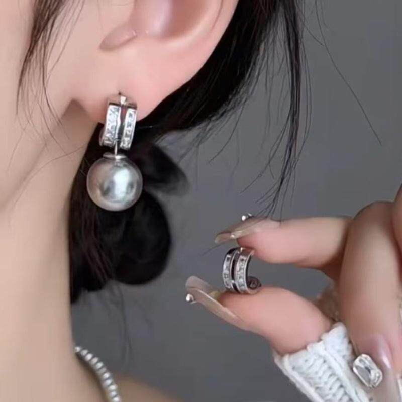 一款两戴灰色珍珠满钻耳环气质女