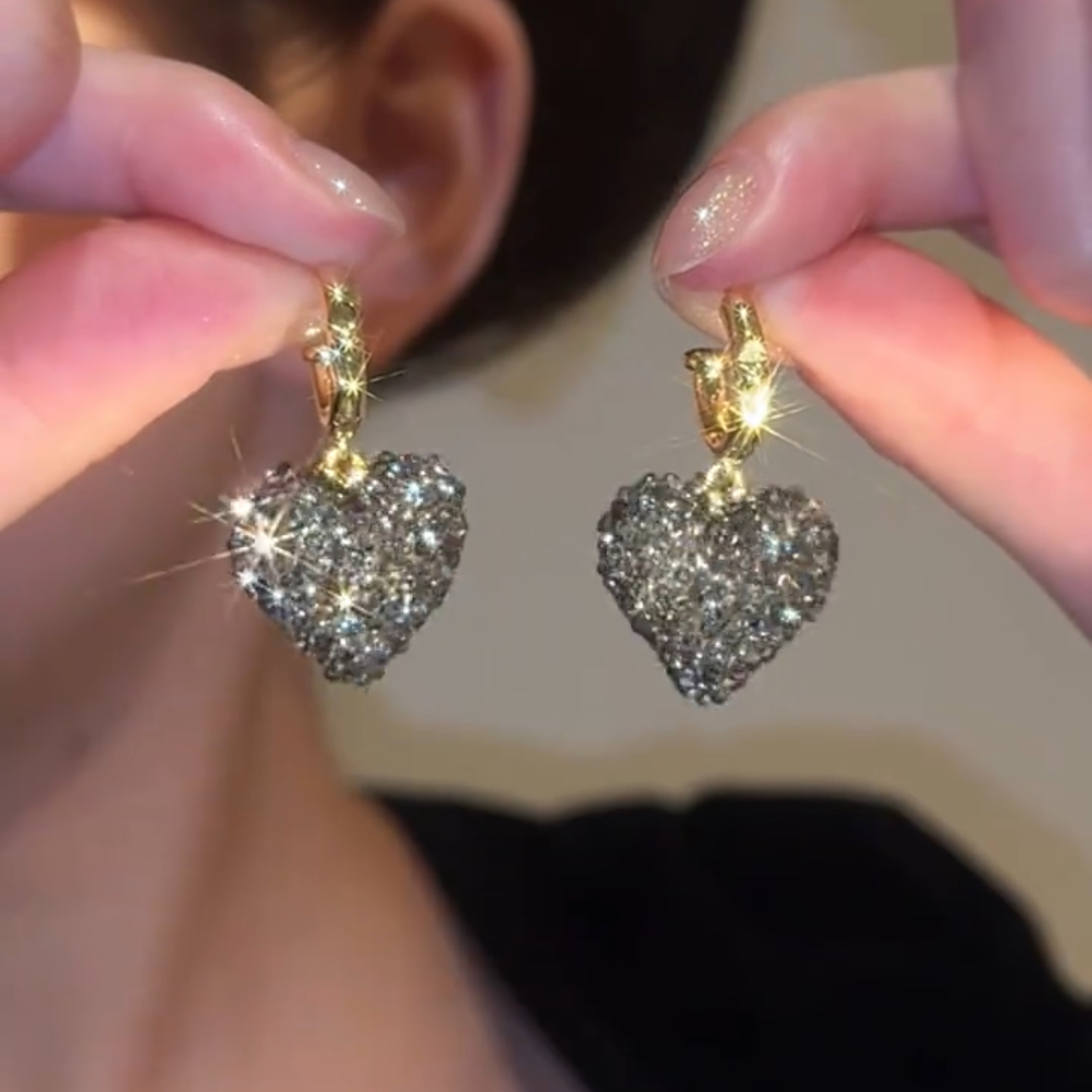 高级感满钻黑色爱心耳扣耳环女2024新款时尚配饰网红百搭耳坠防敏