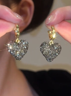 高级感满钻黑色爱心耳扣耳环女2024新款时尚配饰网红百搭耳坠防敏