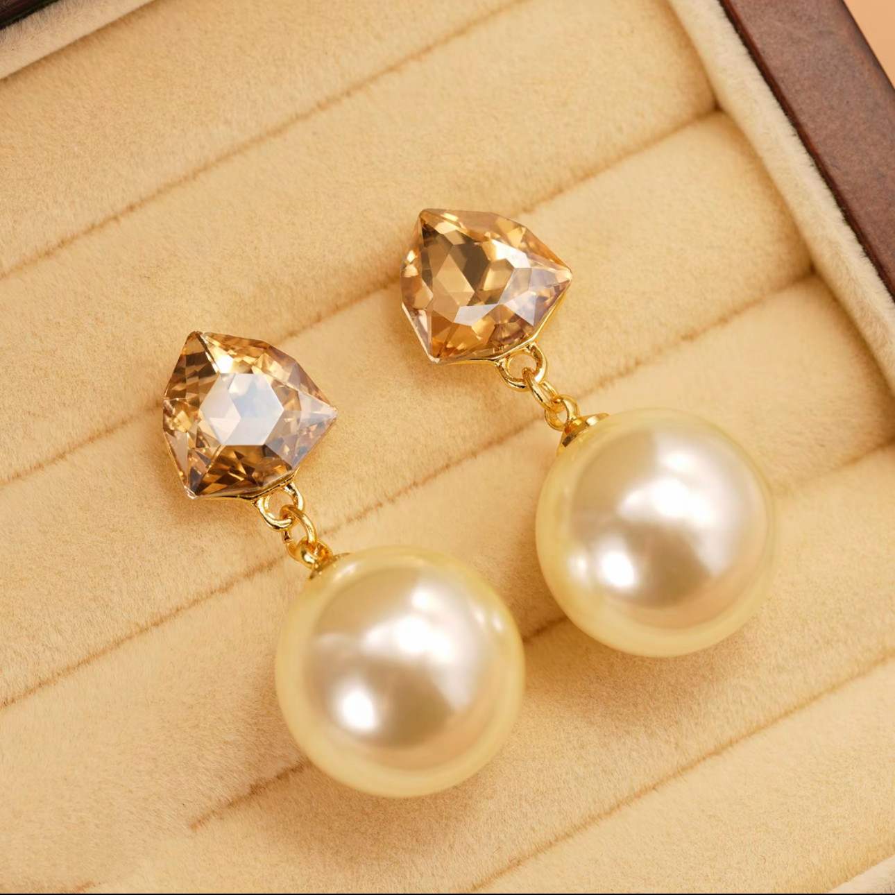 2026新款爆款香槟色锆石珍珠耳钉女轻奢高级感气质百搭防过敏耳饰