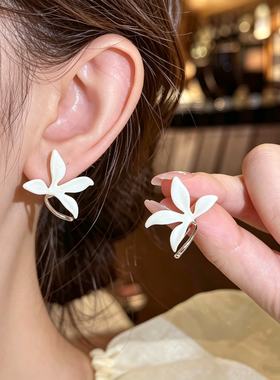 轻奢小众白色滴油立体花朵耳钉