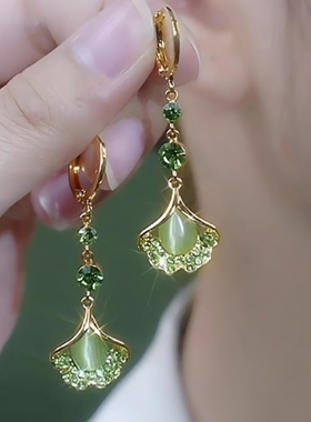 小众设计绿色猫眼石银杏叶耳环2025新款爆款耳坠女时尚气质耳饰品