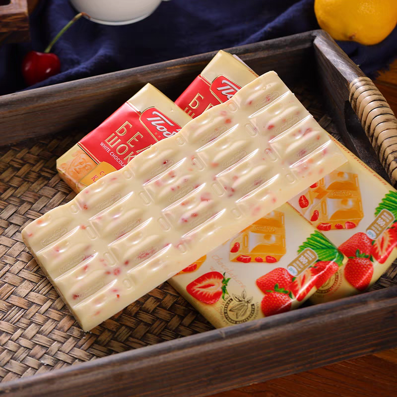 进口草莓干夹心白巧克力纯可可脂