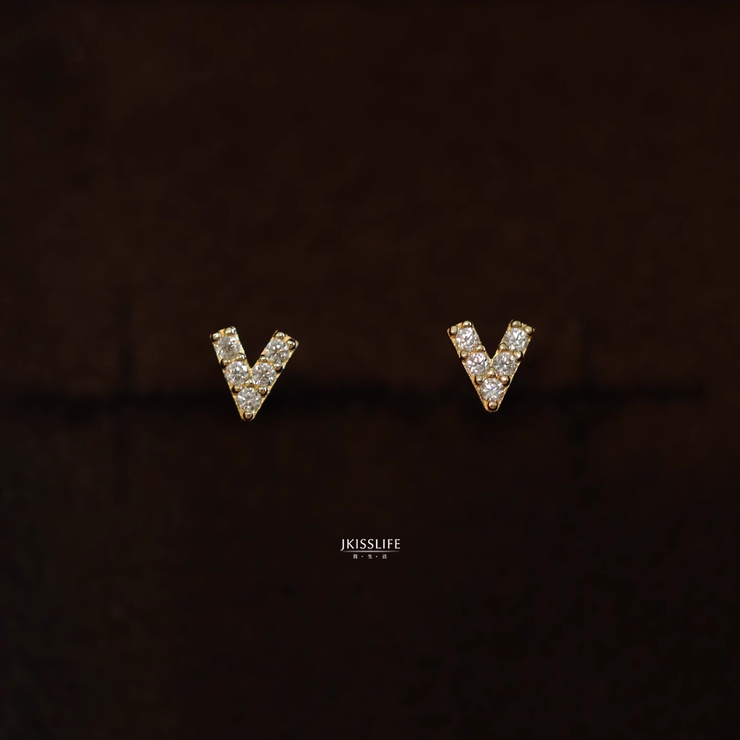 9K黄金V字母精致百搭通勤耳钉
