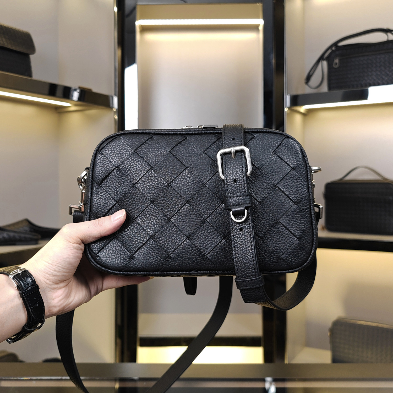 2025新款真皮编织男士斜挎包时尚单肩包男款休闲百搭便携两用小包