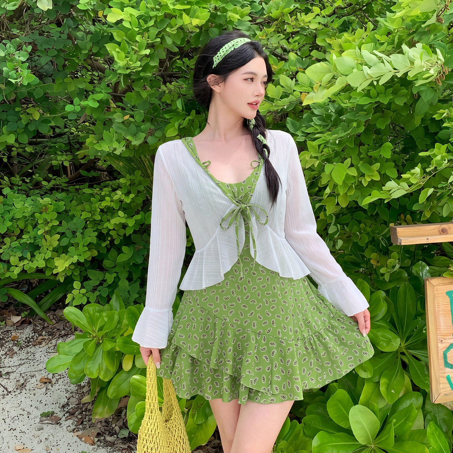 性感挂脖波点连体泳衣女显瘦收腰绿色显白大码度假泡温泉露背泳装