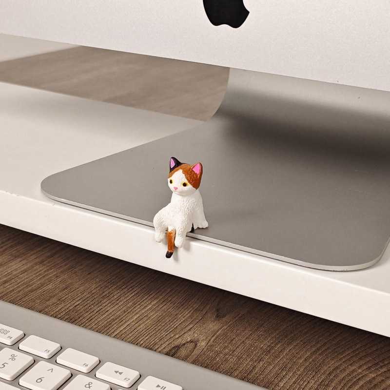小猫工作屏幕电脑摆件事业卡通猫咪公仔四季通用猫咪摆件迷你造景