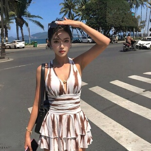 2026新款泳衣女高级感裙式连体遮肚显瘦绝美度假游泳衣温泉