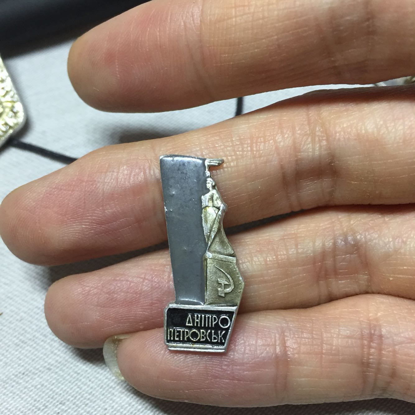 俄国前苏联徽章二战纪念 雕塑徽章 胸章 证章 老物件在类目 节庆用品/礼品, 文化创意用品, 文化创意邮册/出版物/徽章中 - 来自Buy2taobao.com提供专业的淘宝代购服务