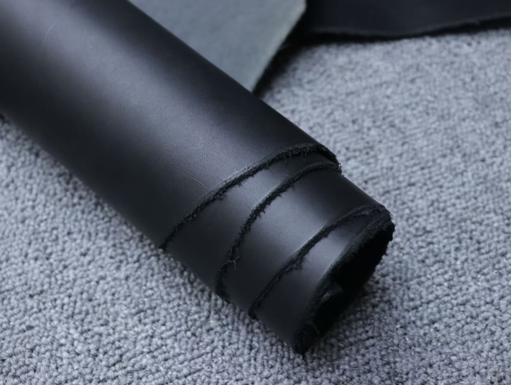 意大利手掌黑色平纹植鞣三边直厚度1.4mm手感偏挺皮料有轻微折痕