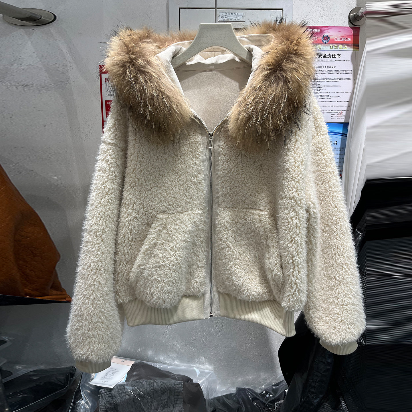 今年冬季流行真毛领连帽毛绒拉链外套小仙女加厚保暖皮毛一体夹克,女装/女士精品,短外套,淘宝优惠券,粉丝福利购,淘宝优惠卷