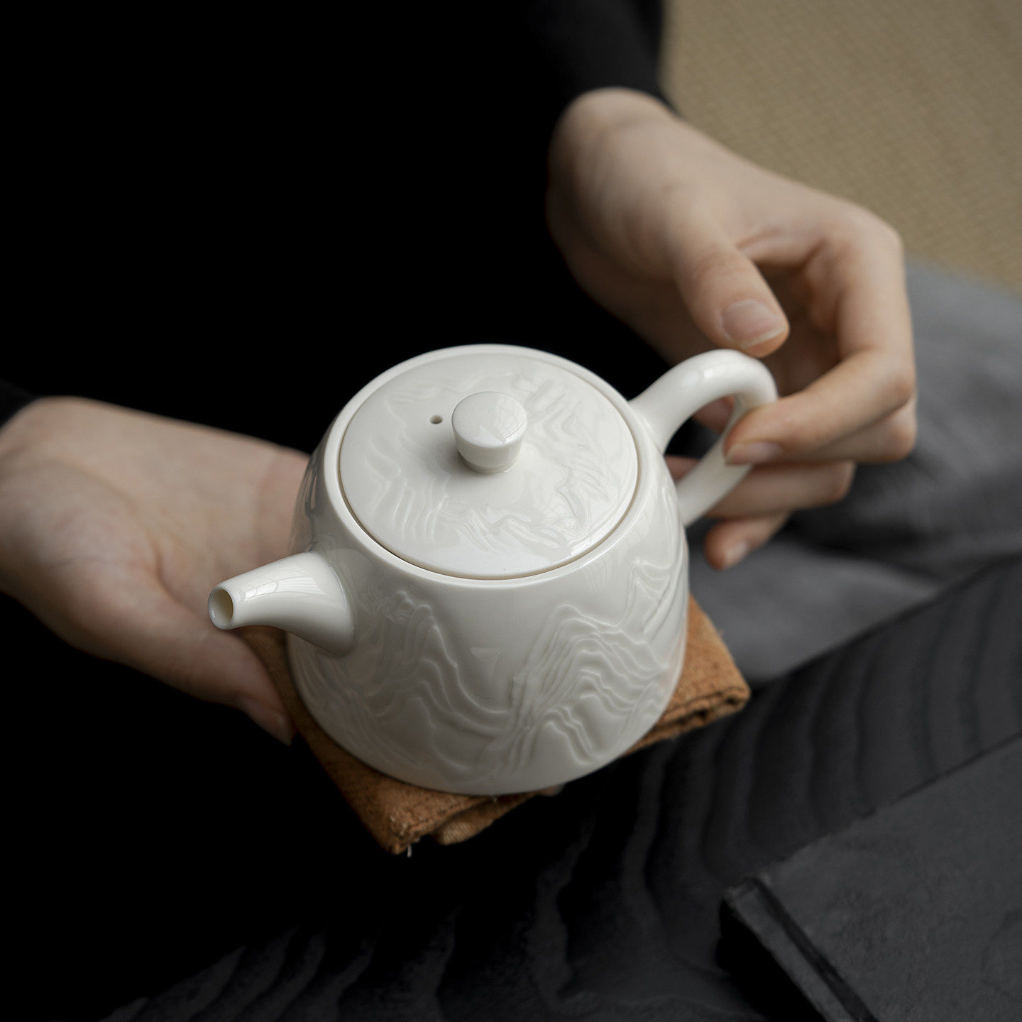 仿宋定窑浮雕千里江山茶壶品茗茶杯陶瓷功夫茶具大容量家用泡茶壶图片