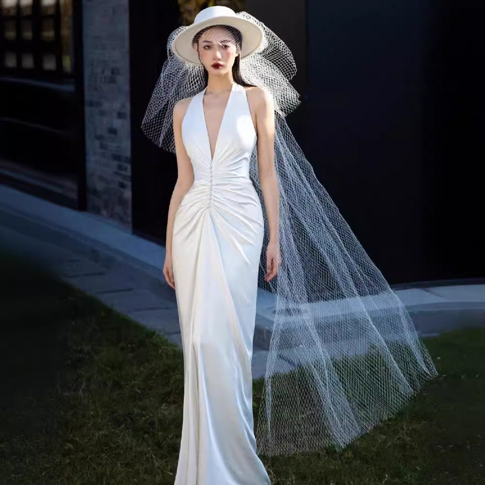2026新款法式白色轻婚纱褶皱连衣裙女夏性感收腰设计挂脖开衩礼服