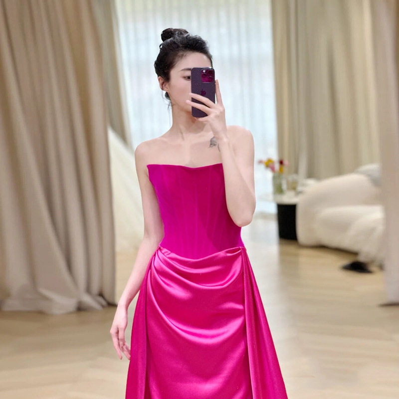 玫红色新娘订婚结婚敬酒服宴会主持人轻奢小众高端抹胸礼服连衣裙