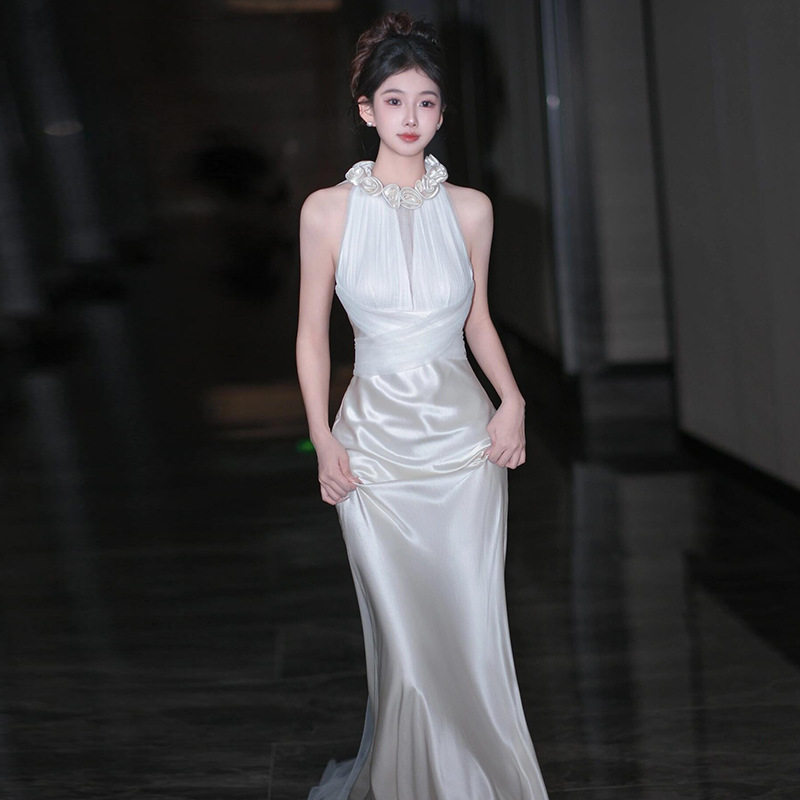 2025新款法式缎面轻婚纱新娘高级感挂脖礼服森系出门纱鱼尾迎宾裙