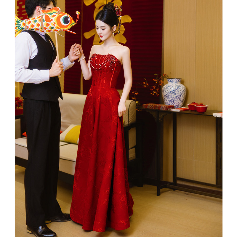 一字肩敬酒服新娘2026新款高级质感红色订婚礼服裙绝美气质连衣裙