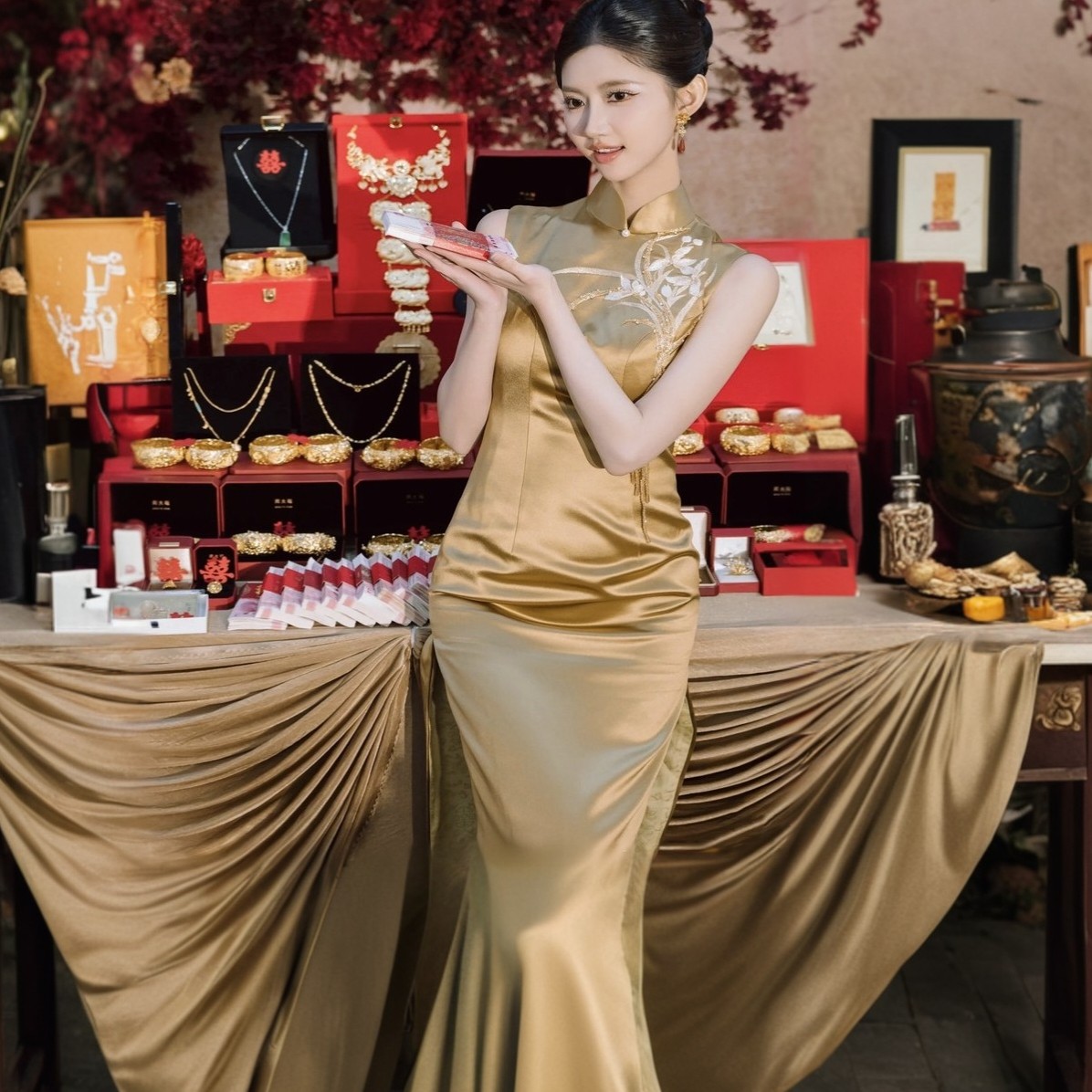 新中式旗袍订婚礼服裙宴会小众晚礼服重工醋酸缎面刺绣高领连衣裙