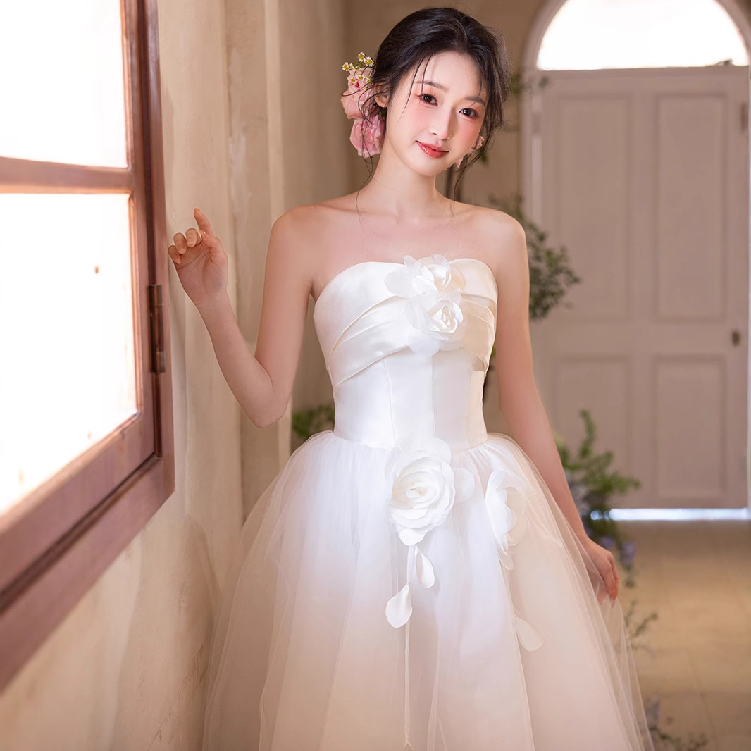 2025新款法式轻婚纱新娘高级感小个子简约出门纱抹胸礼服主纱拖尾