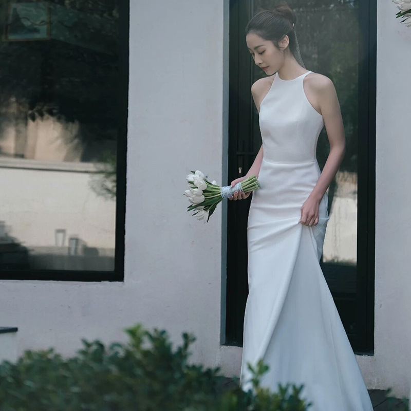 婚纱新款2025新娘出门轻纱白色缎面简约拖尾旅拍迎宾纱鱼尾礼服裙