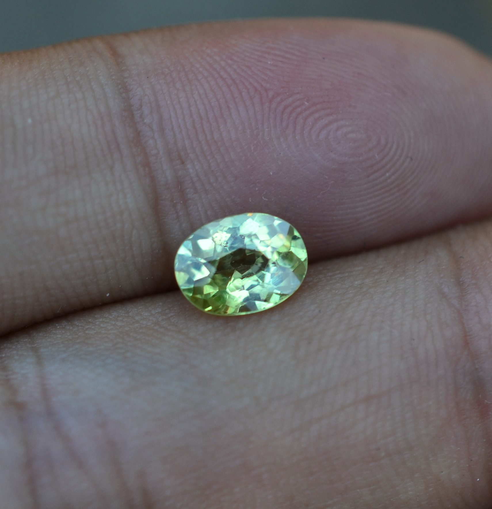 天然无烧金绿色蓝宝石裸石戒面1.38克拉vs级颜色漂亮火彩闪送证书