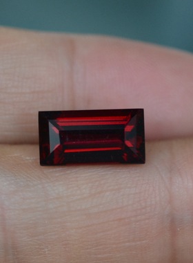 天然艳红色满火彩石榴石裸石长方形直角戒面6.1克拉全净无暇包邮