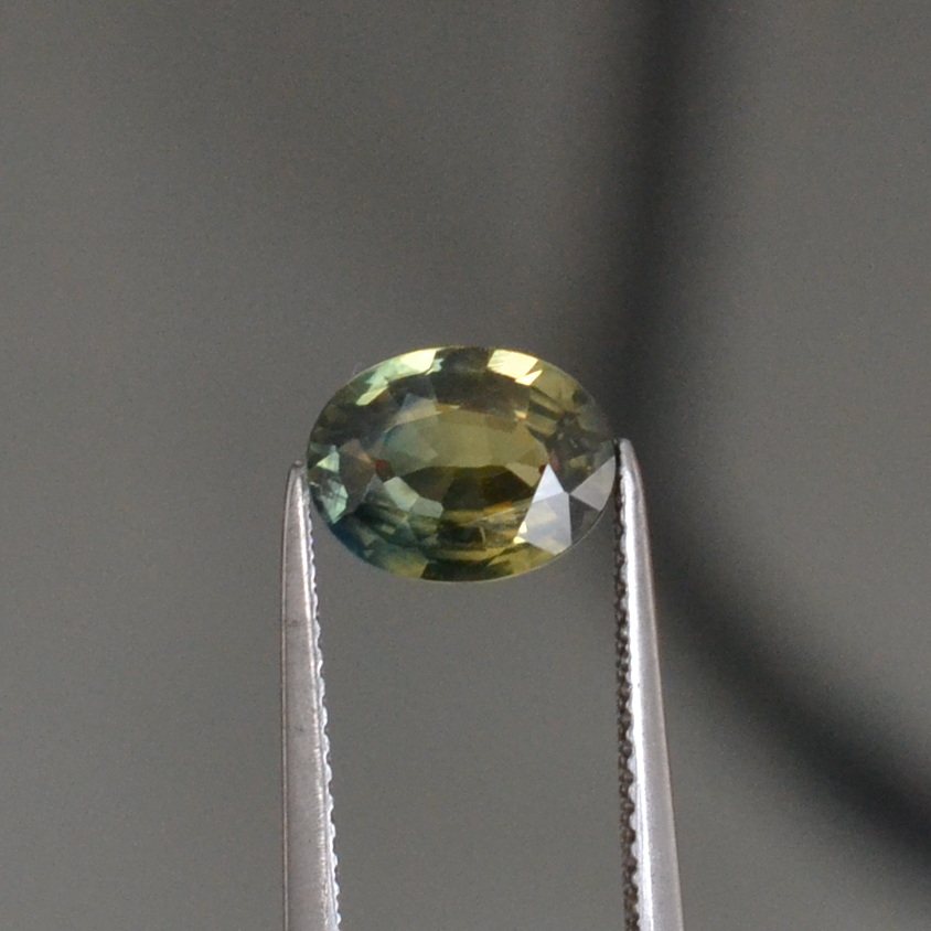 天然无烧黄绿色蓝宝石裸石7*9毫米椭圆肉眼干净2克拉包邮送证书