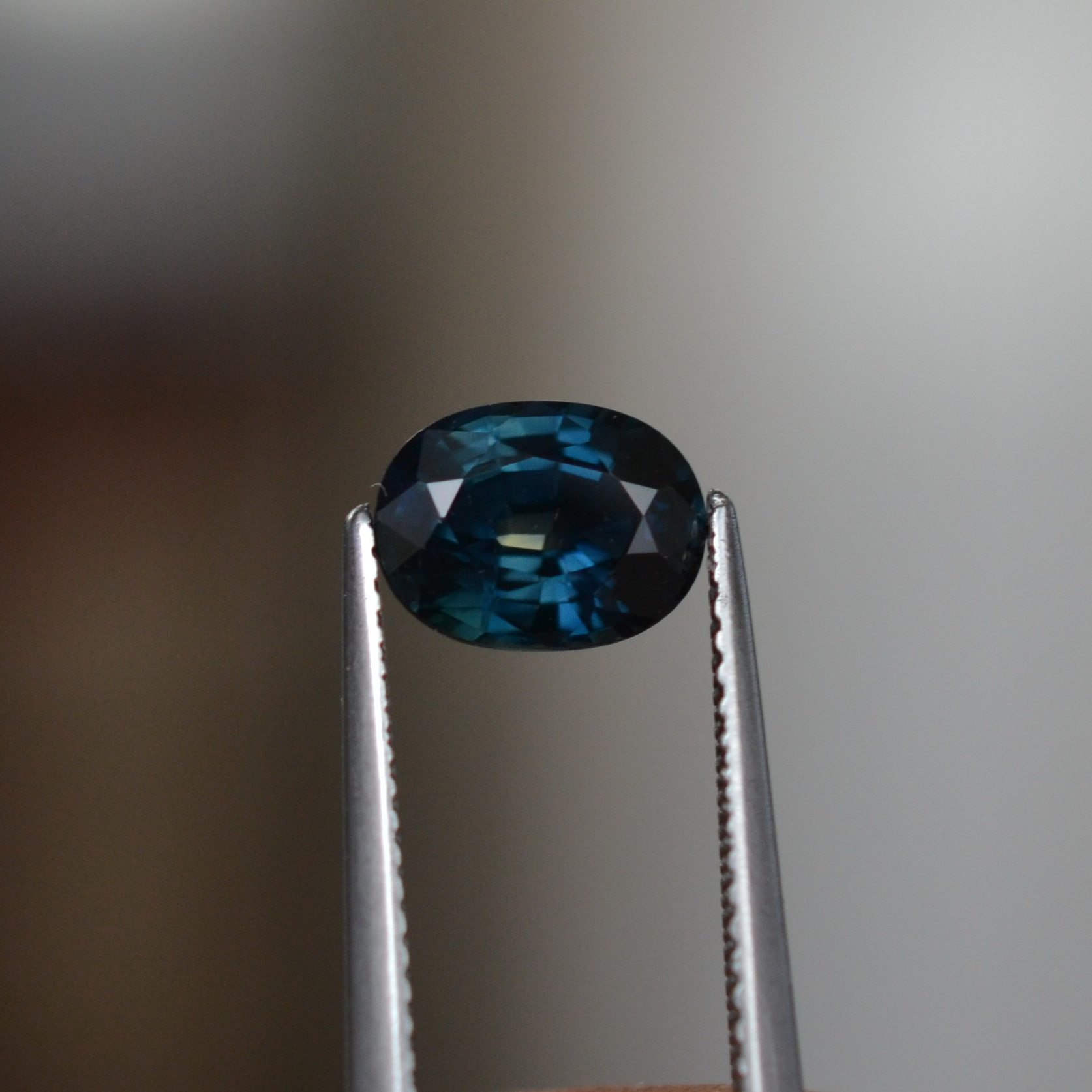 天然无烧蓝绿色满火彩蓝宝石裸石椭圆形2克拉全净无暇 包邮送证书