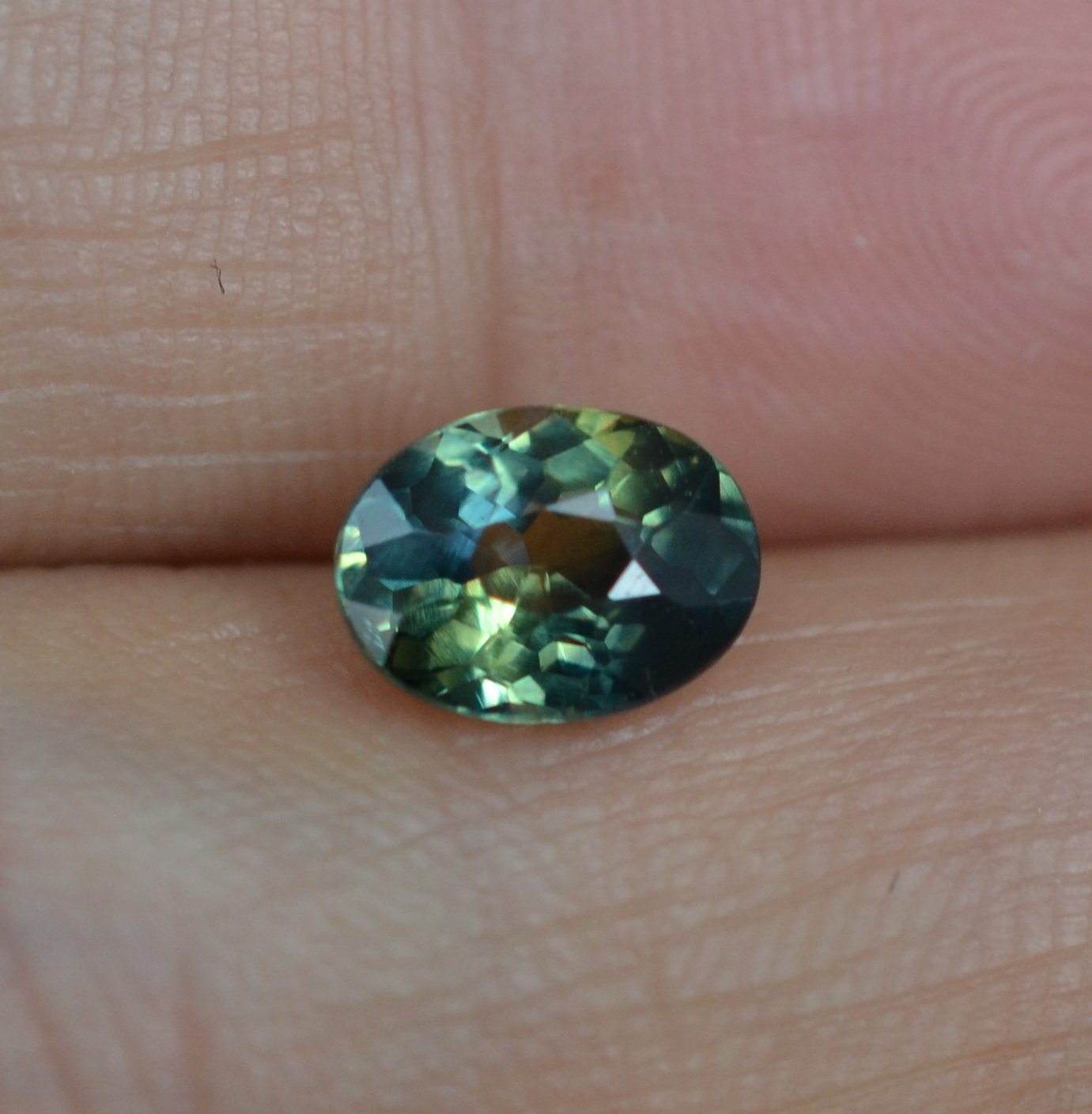 天然无烧炫彩黄蓝绿色蓝宝石裸石6*8椭圆1.46克拉vvs级净度包邮