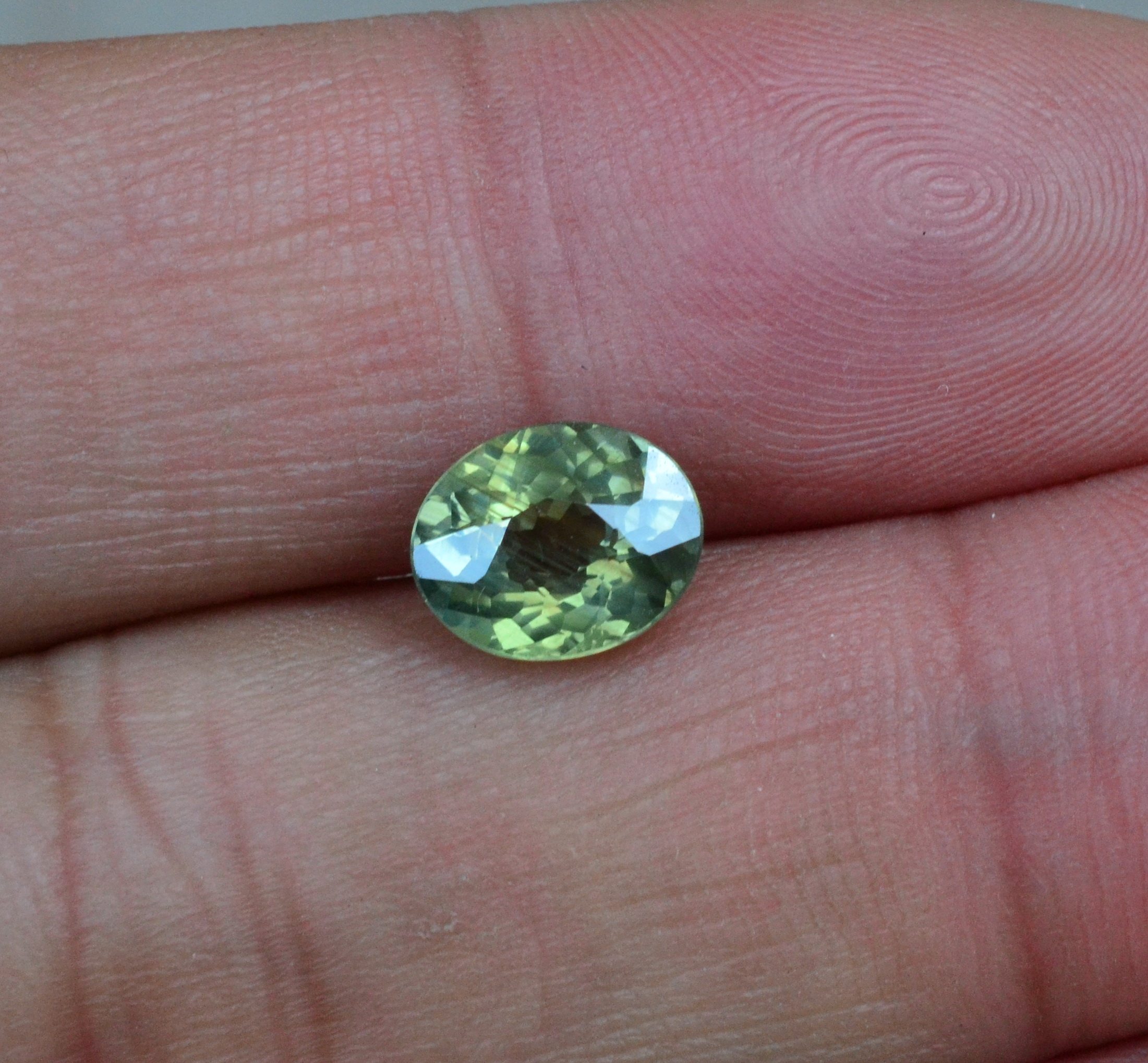 天然无烧黄绿色蓝宝石裸石马达加斯加产2.2克拉净度好满火送证书