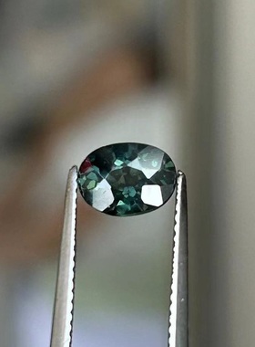 天然蓝绿色蓝宝石裸石6*8毫米椭圆形净度好火彩好直播放漏1.52ct