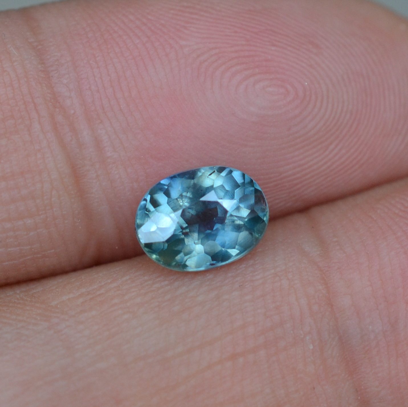 天然无烧蓝绿色满火马达加斯加蓝宝石裸石6*8mm1.92克拉全净无暇